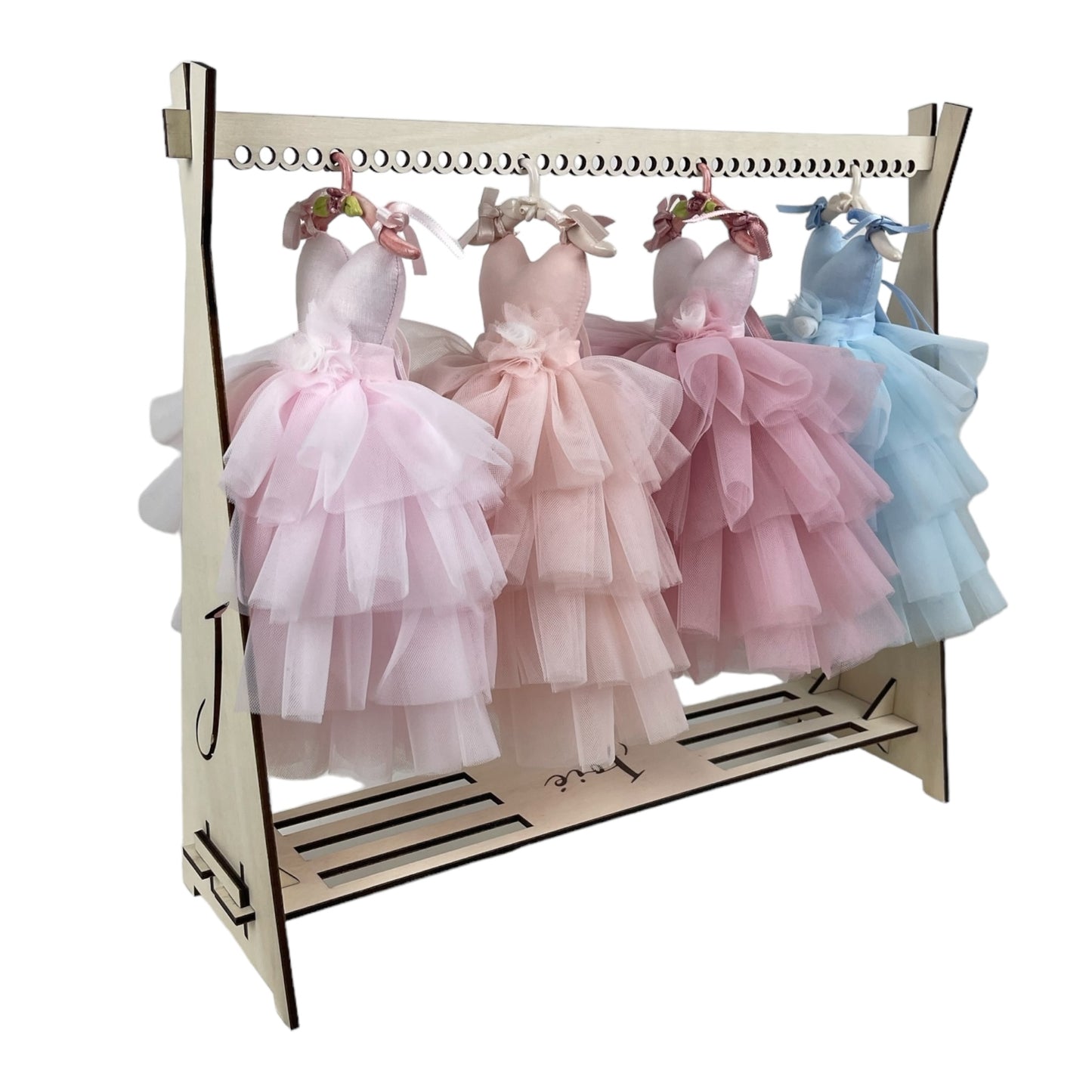 Abitino porta confetti profumatore in tulle di seta e stampellina in ceramica