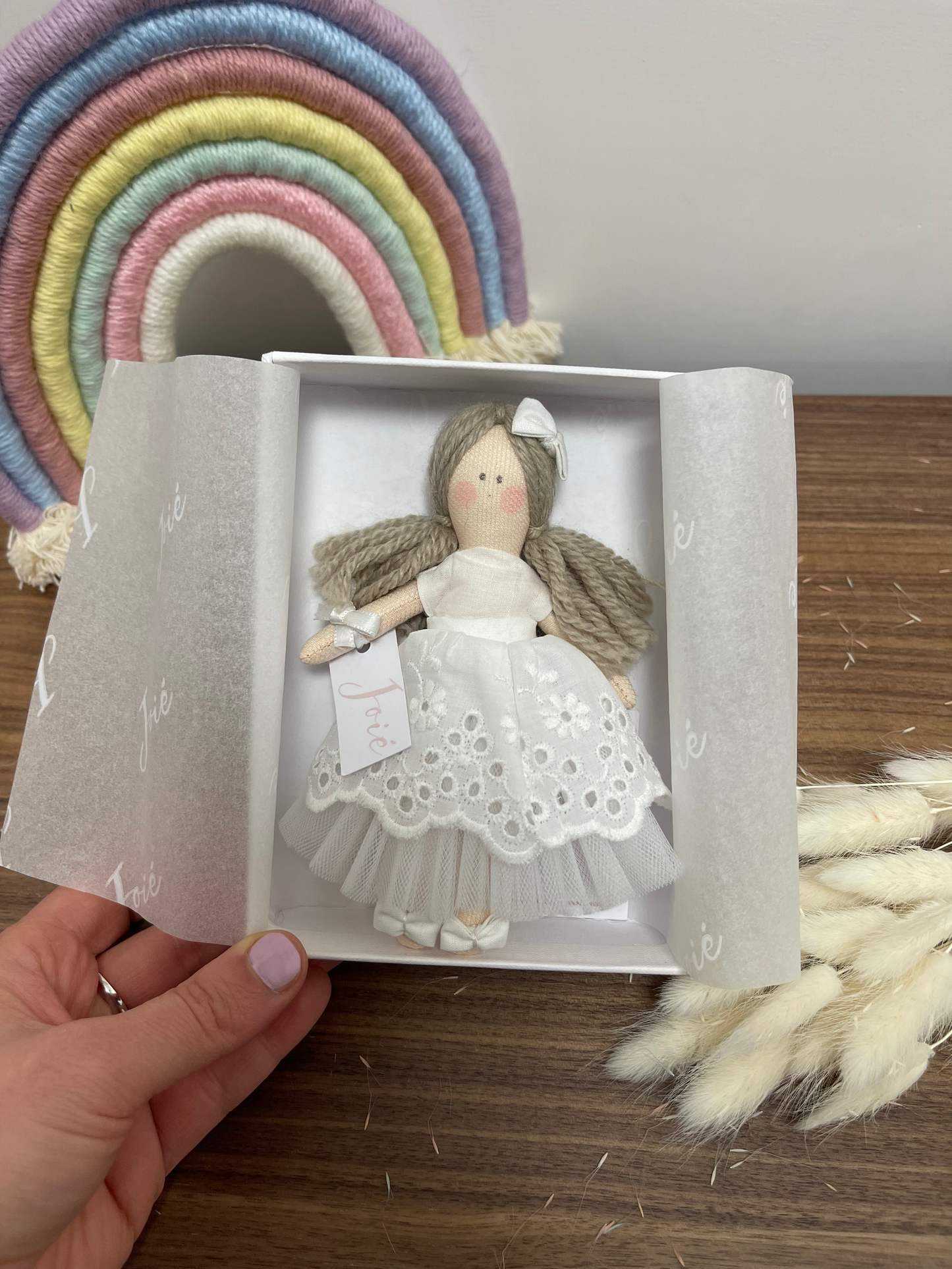 Bambola “Audrey” in pizzo San Gallo - Bomboniere e idee