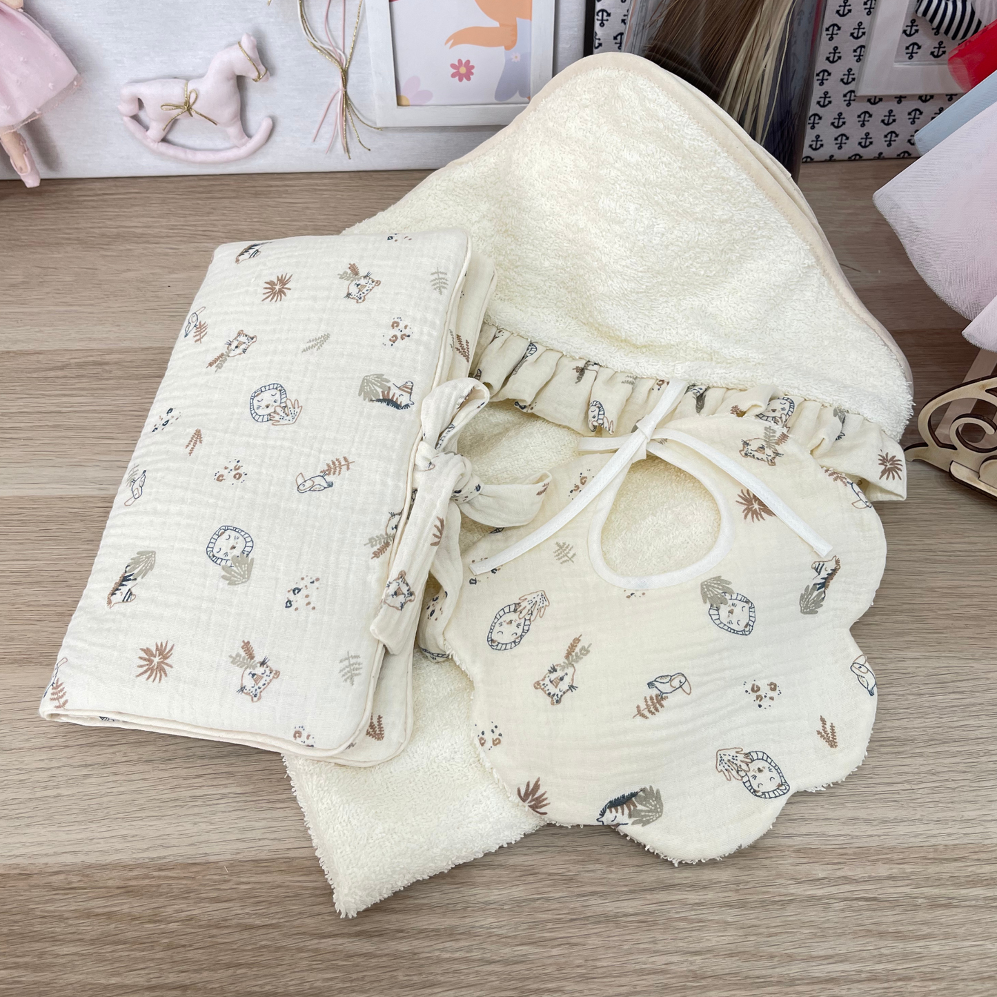 BOX REGALO bavetta fiore+ asciugamano cappuccio+ porta salviette