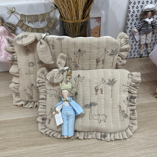 Pochette con bambola portachiavi